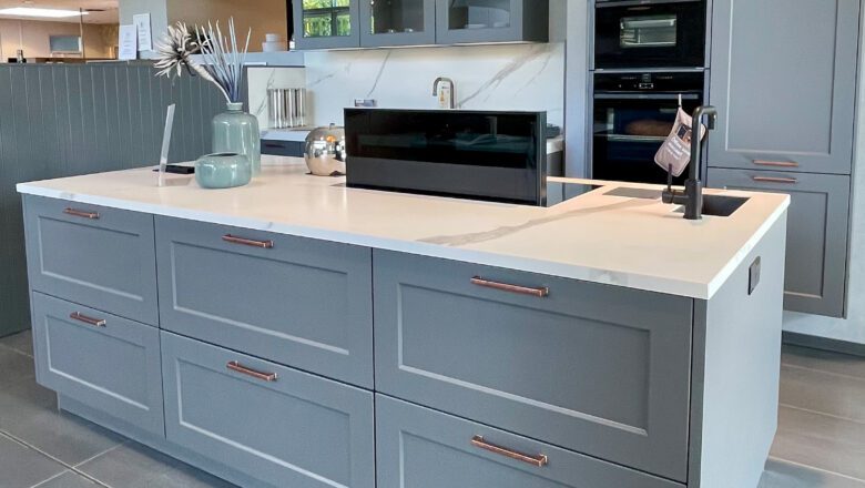 Inselküche im Landhaus-Stil mit Lavagrauen Mattlack-Fronten