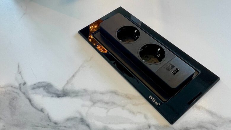 Steckdosenleiste in Arbeitsplatte eingelassen