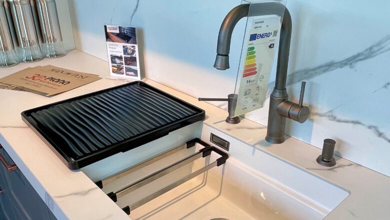 Spülbecken mit aussergewöhnlicher Armatur