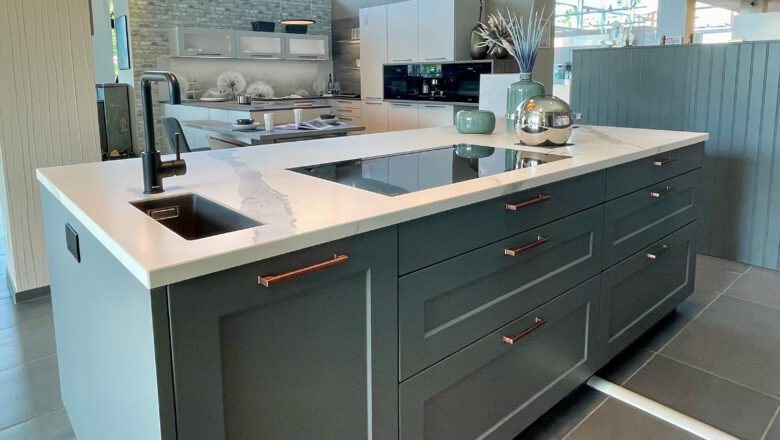 Auf der Kochinsel ist eine hochwertige Keramik-Arbeitsplatte