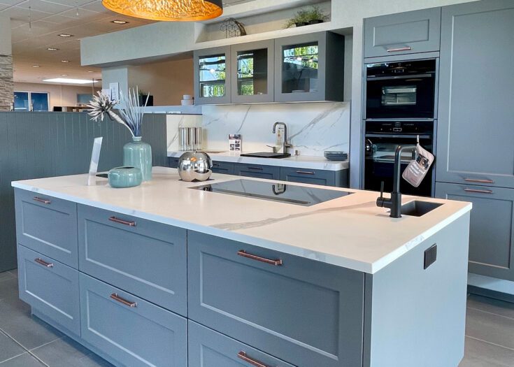 Wunderschöne Landhausküche mit hochwertigen Elektrogeräten und Keramik-Arbeitsplatte