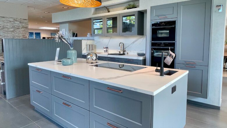 Wunderschöne Landhausküche mit hochwertigen Elektrogeräten und Keramik-Arbeitsplatte