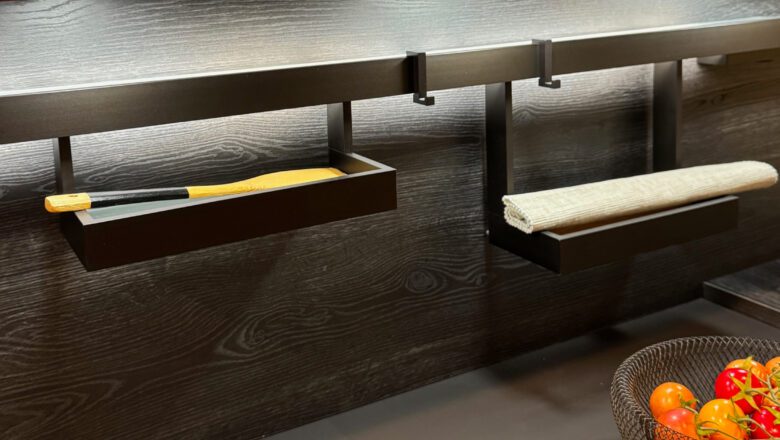 Die Reling an der Rückwand ist ein äusserst praktischer Küchenhelfer