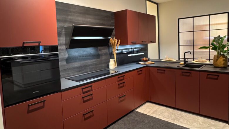L-Küche mit Mattlack-Front in Kaminrot und Lava