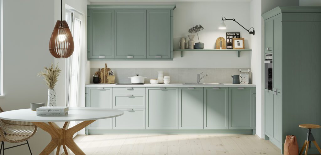 Traditionelle Landhausküche in Salbeigrün mit freistehender Insel und Fenstersitzbank.