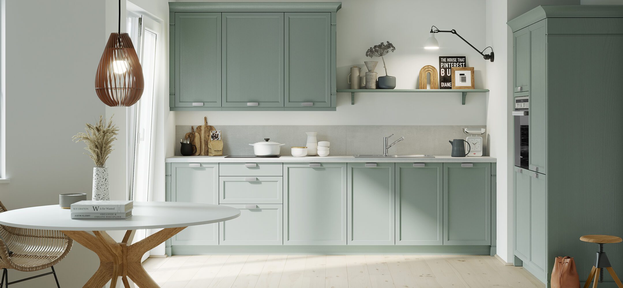 Traditionelle Landhausküche in Salbeigrün mit freistehender Insel und Fenstersitzbank.