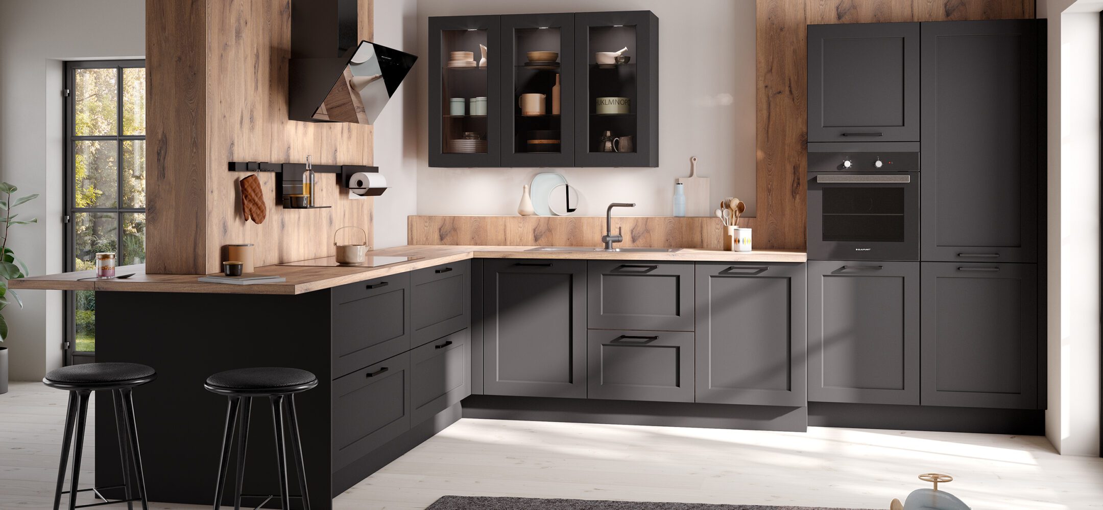 Schwarze Landhausküche in L-Form mit Fronten im Rahmen-Design und Holzdekor-Elementen.