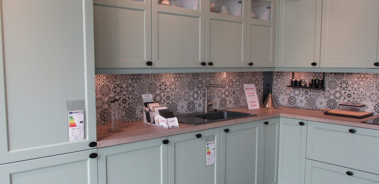 Landhausküche mit Fronten in Pastellgrün bei PLANA in Schweinfurt