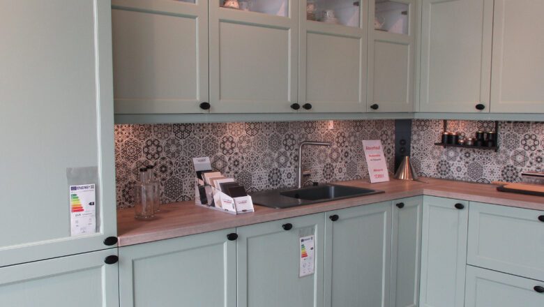 Landhausküche mit Fronten in Pastellgrün bei PLANA in Schweinfurt