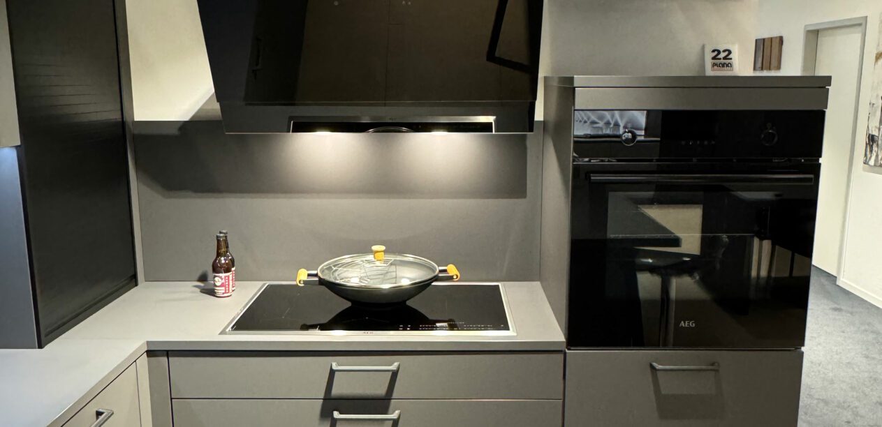 L-Küche im Klassik-Style mit Fronten und Arbeitsplatte in Graphit