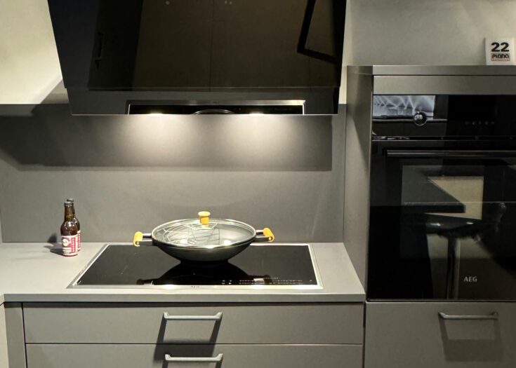 L-Küche im Klassik-Style mit Fronten und Arbeitsplatte in Graphit