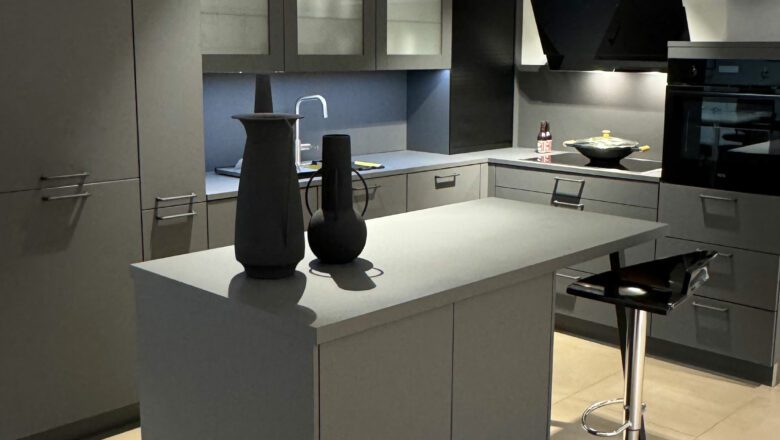 L-Küche in Graphit mit zusätzlicher kleiner Insel