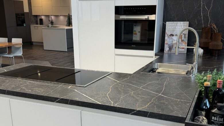 Ausstellungsküche in U-Form mit Kristallweißen Fronten