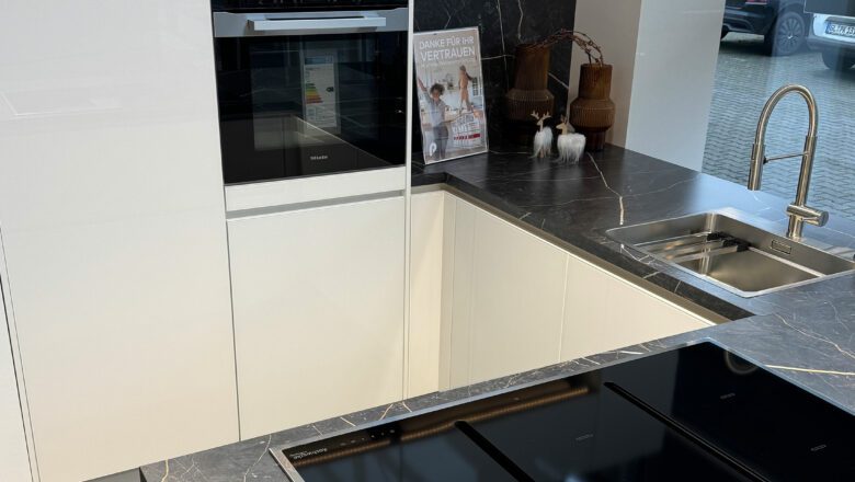 Helle U-Küche mit Induktionskochfeld und Edelstahl-Spülbecken