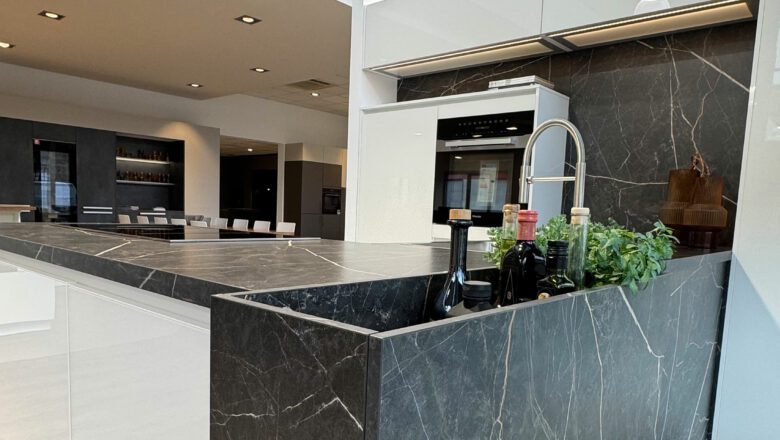 Praktische Küchenmöbel für Gewürze und Zubehör