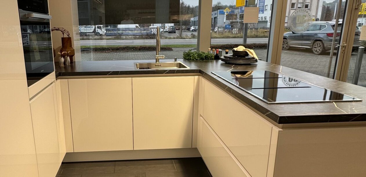 Grifflose puristische U-Küche mit weißen Fronten