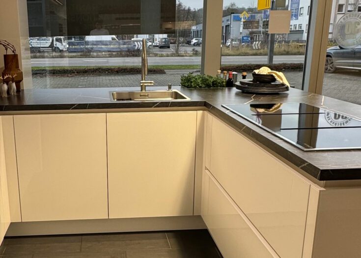 Grifflose puristische U-Küche mit weißen Fronten