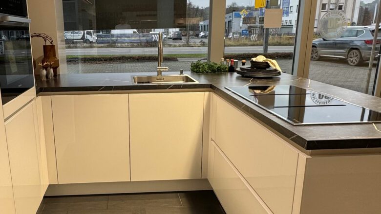 Grifflose puristische U-Küche mit weißen Fronten