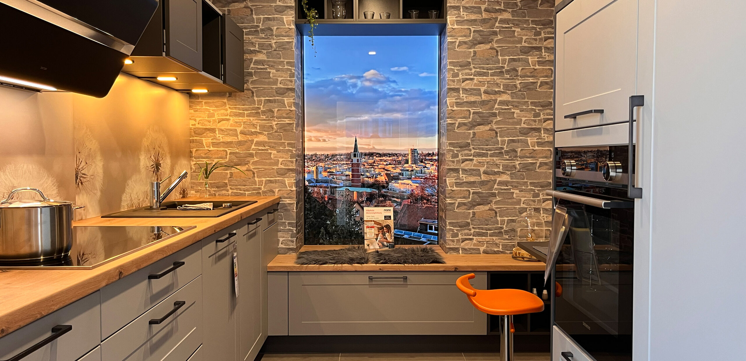 Moderne Landhausküche in U-Form bei PLANA Pforzheim