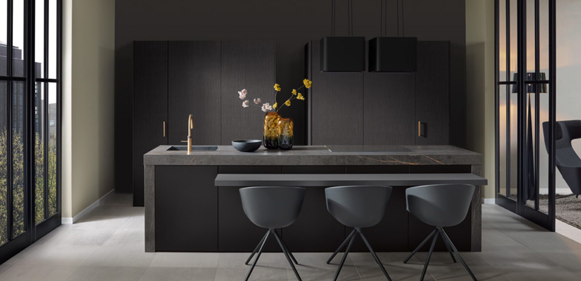 schwarze Inselküche mit matten Fronten und Sitztheke