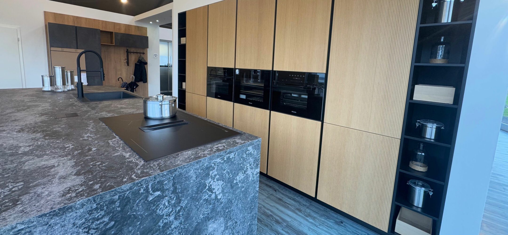 PLANA Küchenstudio Siegen - Ausstellung geriffelte Front