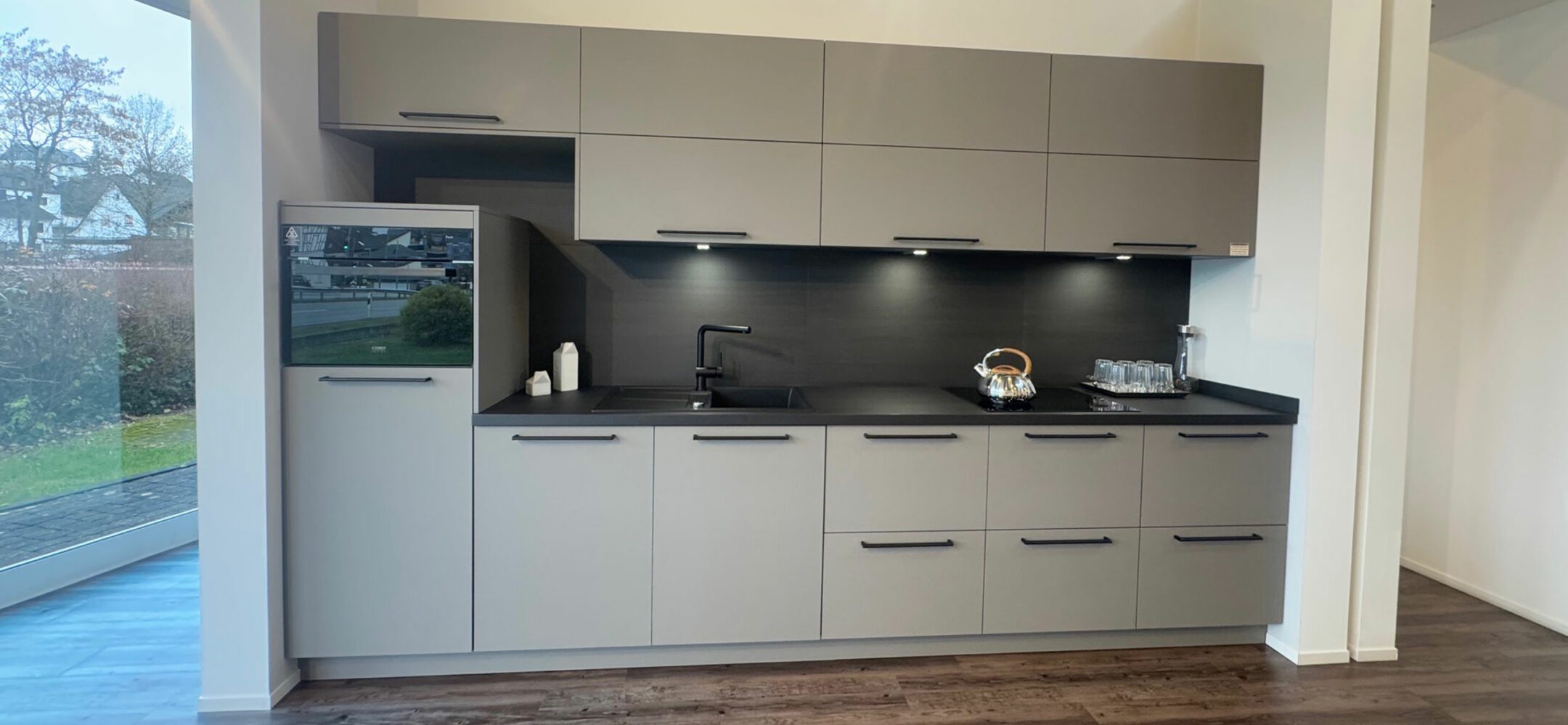 Küchenzeile in schönem Grau