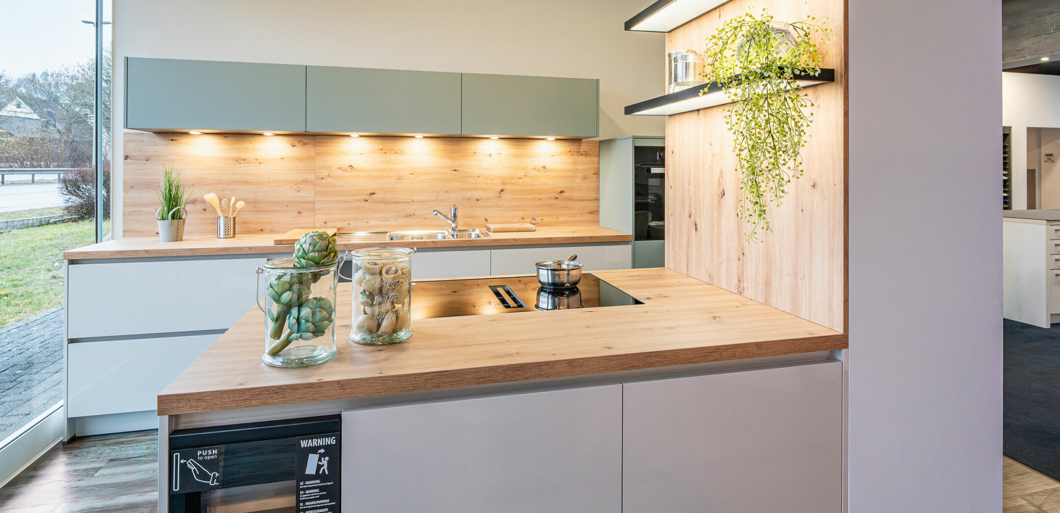 Moderne und zeitlose Küche mit grifflosen Fronten, Arbeitsplatte und Rückwand Ton in Ton