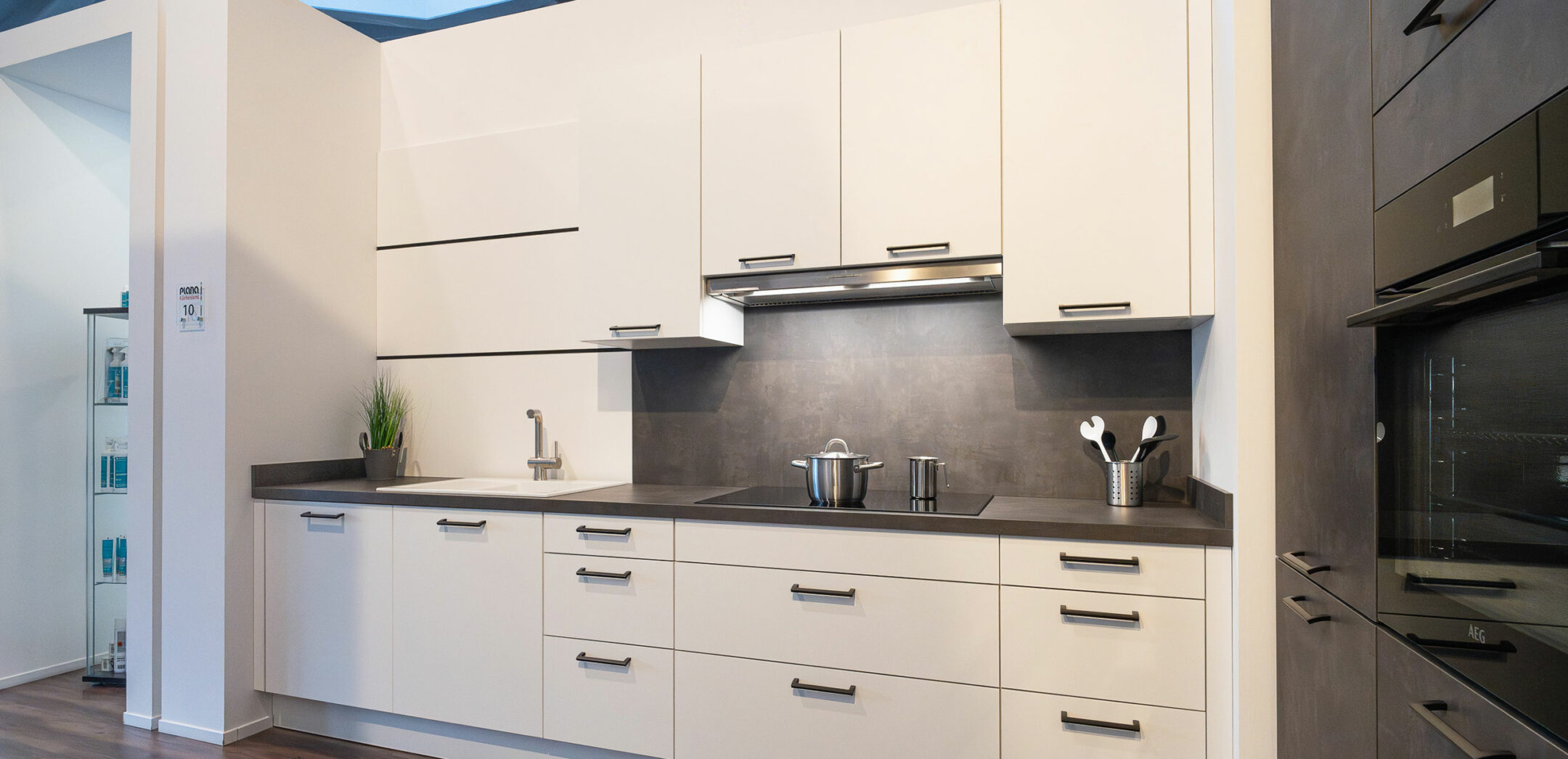 Küche im Klassik-Style mit hellen Fronten