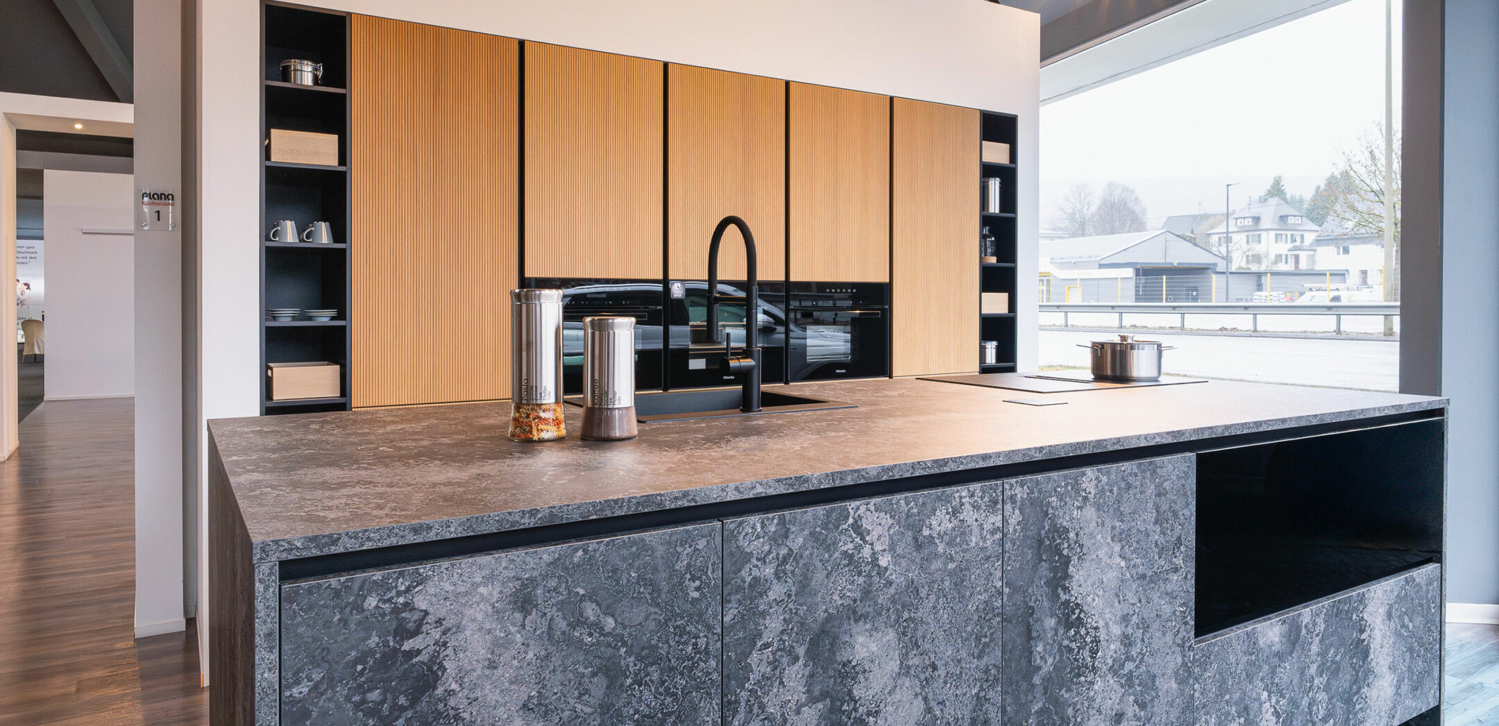 Kücheninsel mit Fronten und Arbeitsplatte in Marmor-Optik