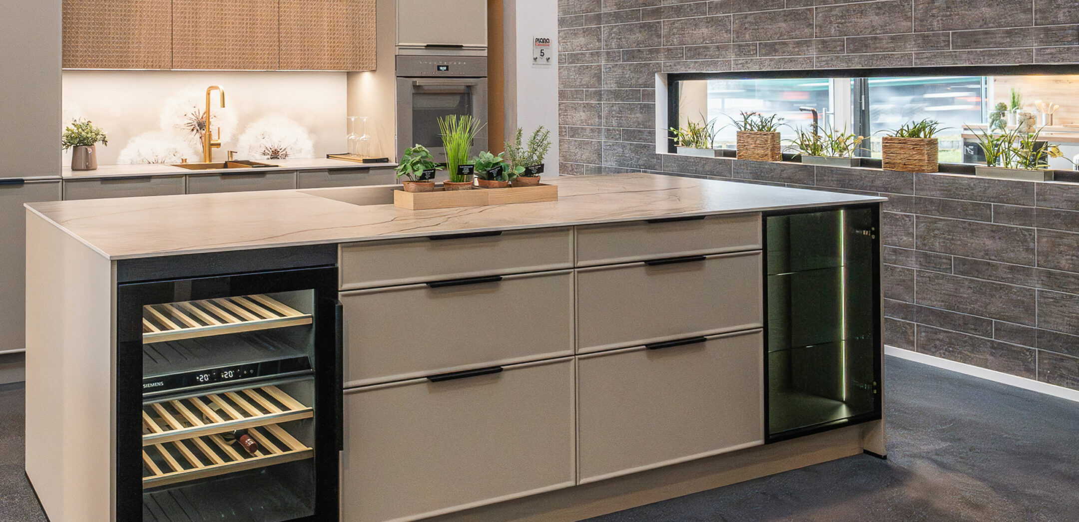 Elegante Inselküche mit integriertem Weinkühlschrank