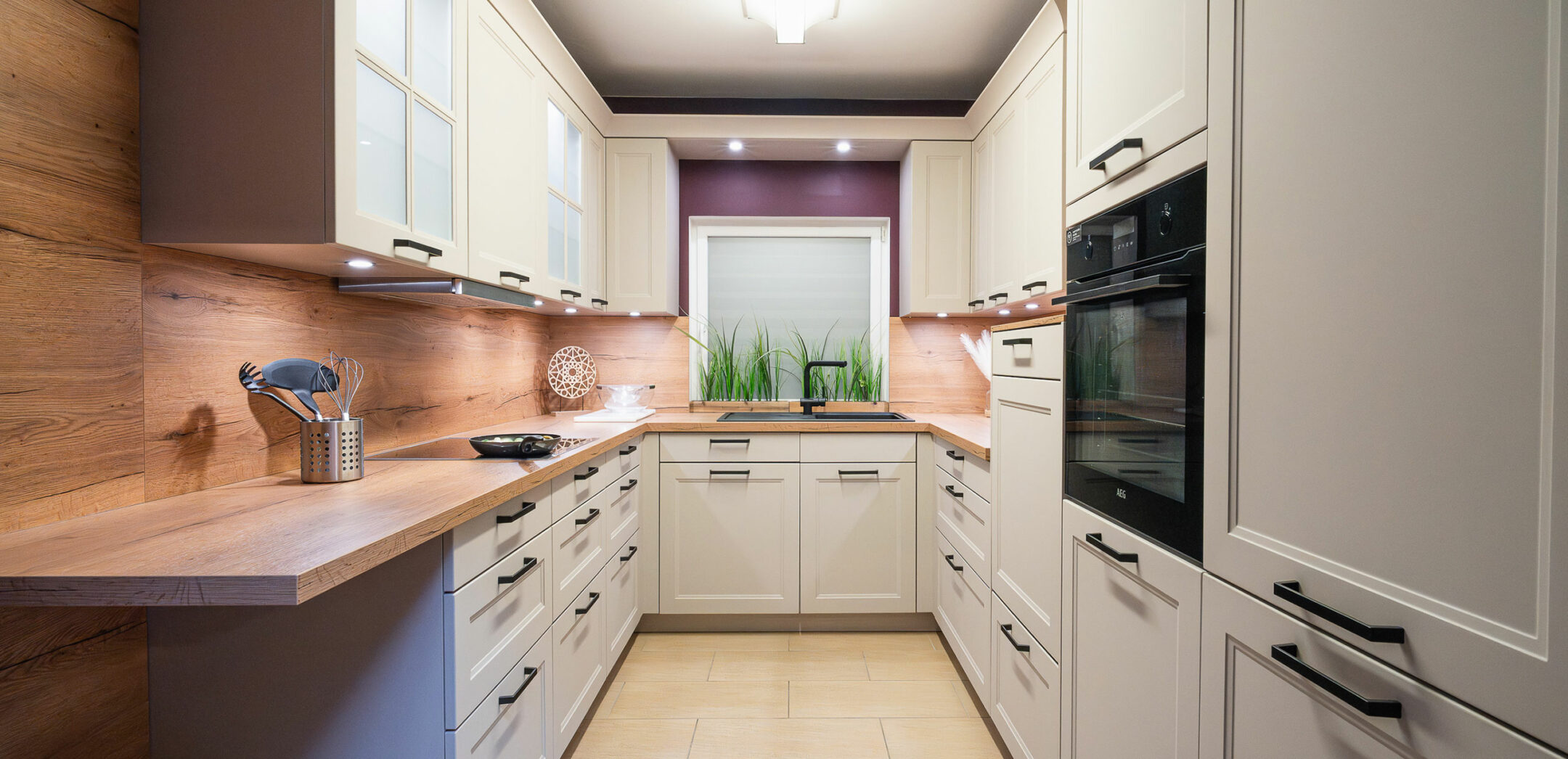 Unsere Vergleichskojen zeigen, wie man den selben Raum mit komplett unterschiedlichen Küchen planen. Hier im Landhaus-Stil.