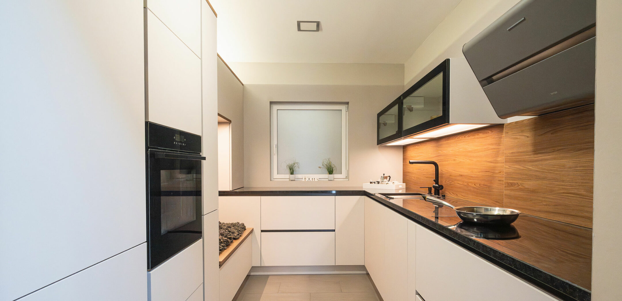 Unsere Vergleichskojen zeigen, wie man den selben Raum mit komplett unterschiedlichen Küchen planen. Hier im grifflos und im High-End-Bereich.