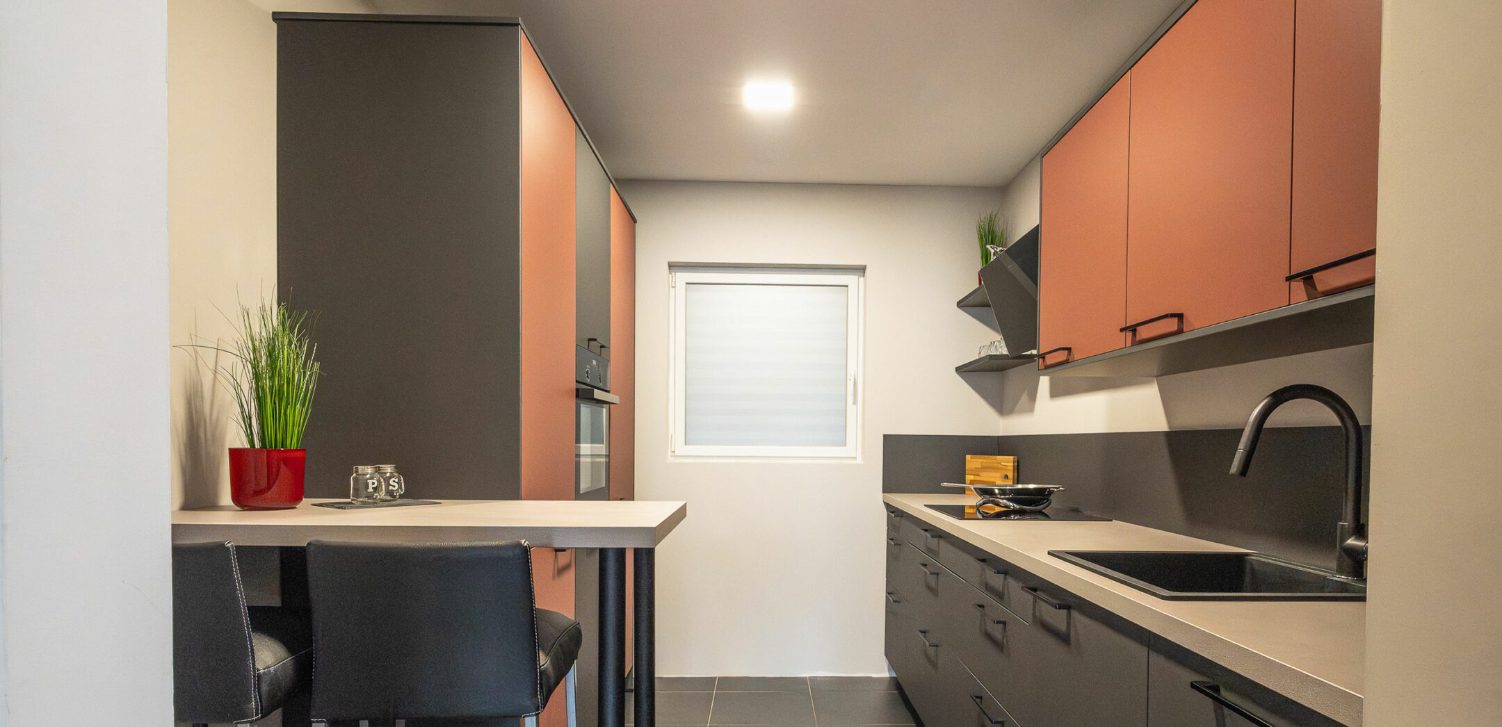 Unsere Vergleichskojen zeigen, wie man den selben Raum mit komplett unterschiedlichen Küchen planen. Hier eine klassische und budgetorientierte Planung.