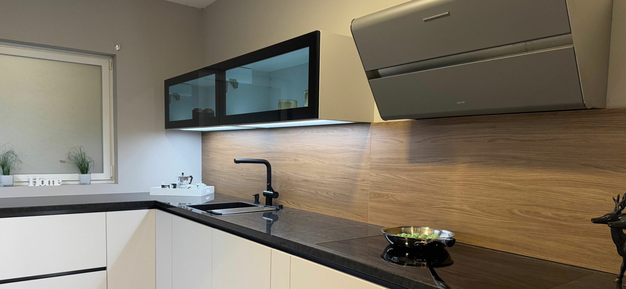 Oberschränke mit Glasfronten und Unterbaubeleuchtung