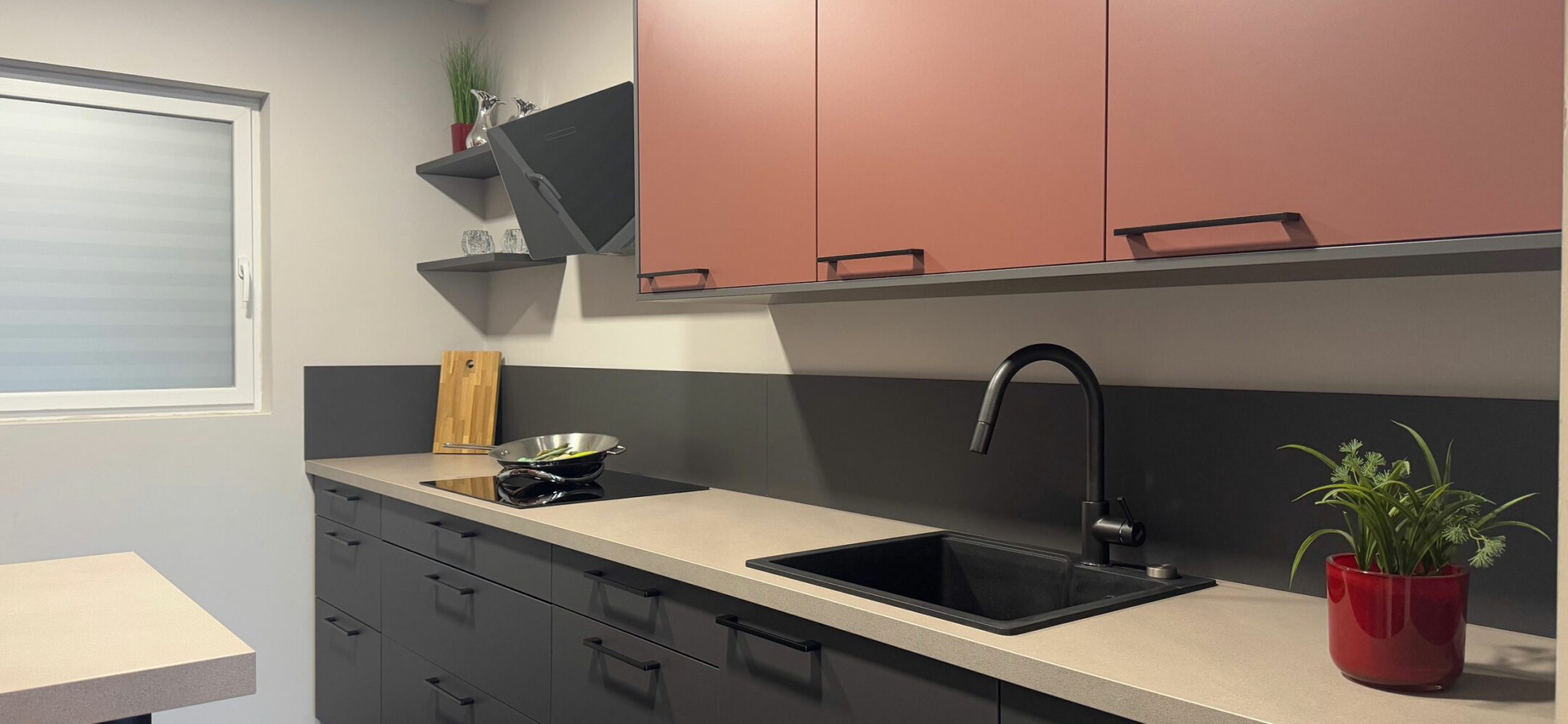 Grau und rot als attraktive und stimmige Farbkombination der Fronten