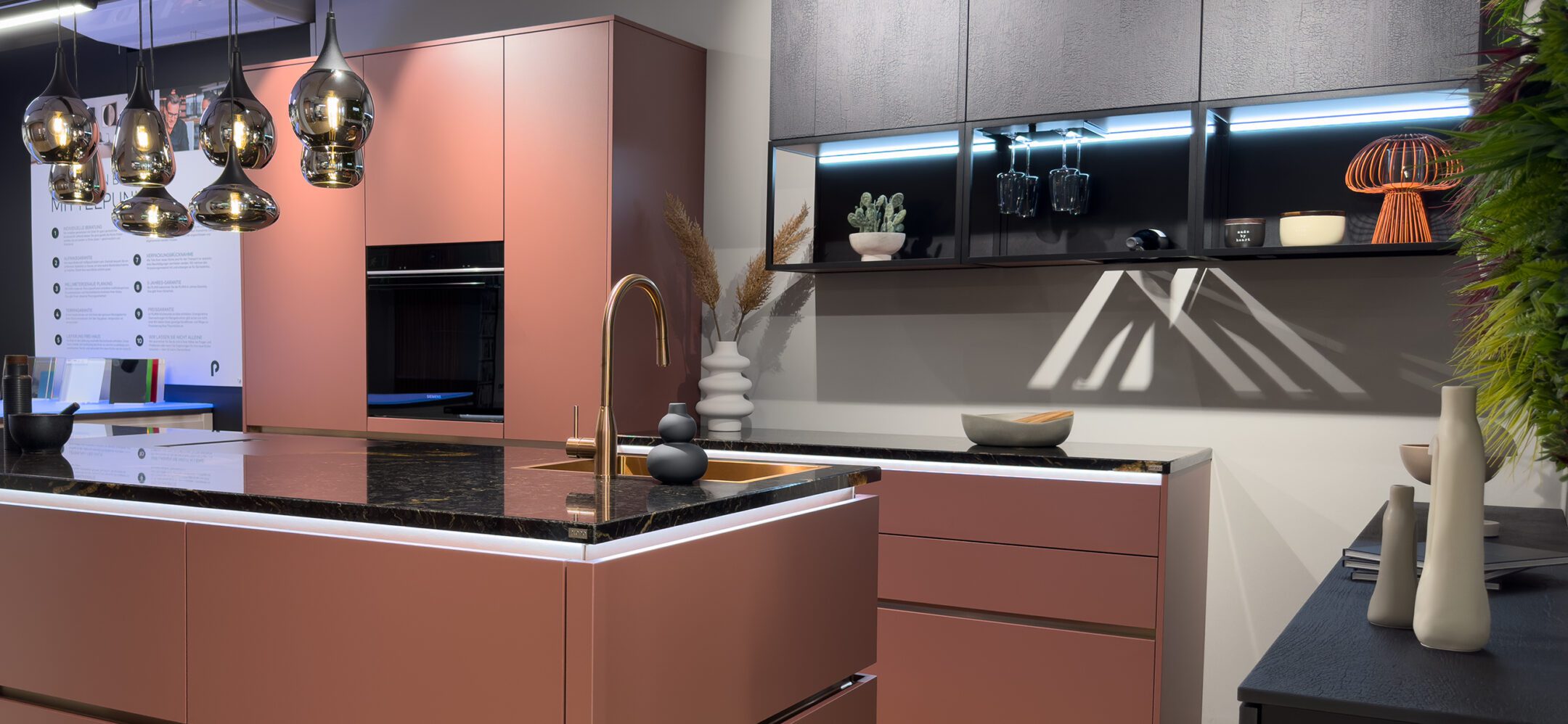 Grifflose moderne Inselküche mit matten Fronten und Granit-Arbeitsplatte in Sinzheim