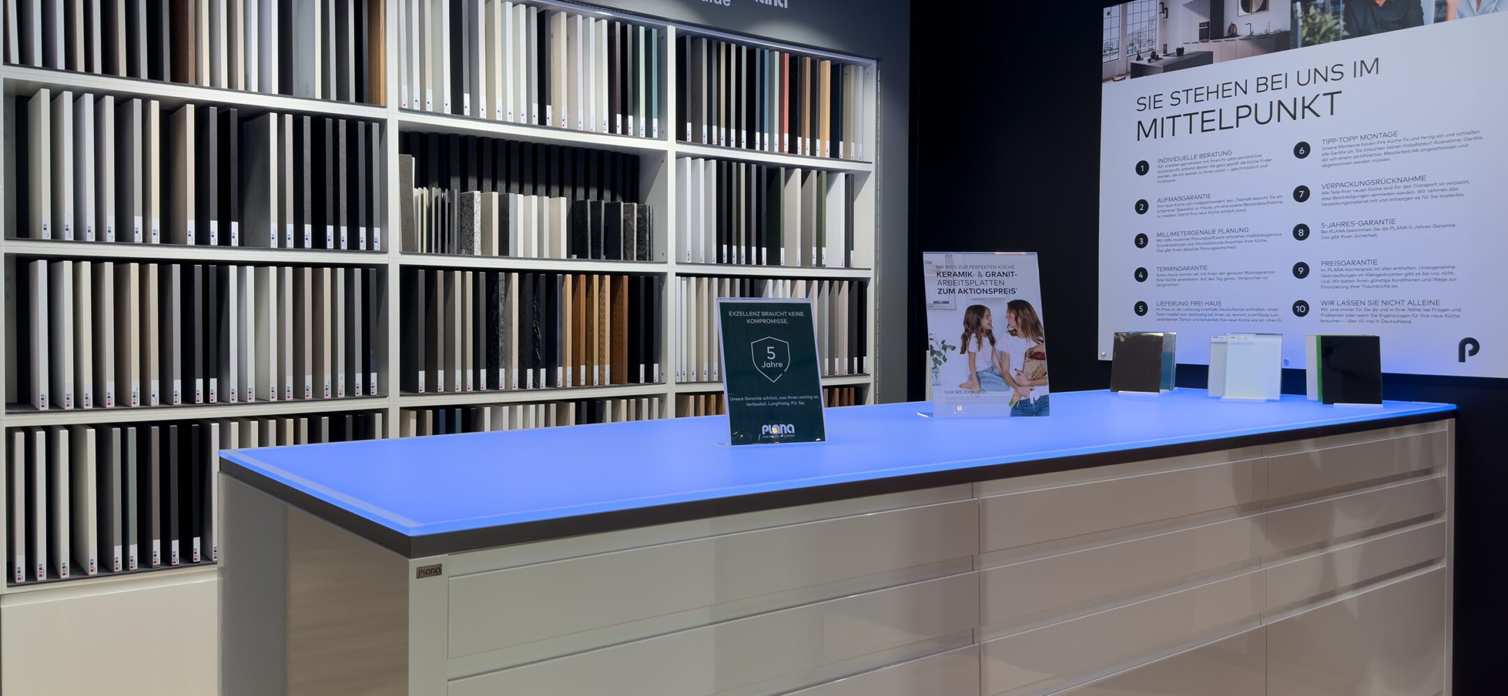 Bemusterungsbereich mit blau leuchtender Glas-Arbeitsplatte