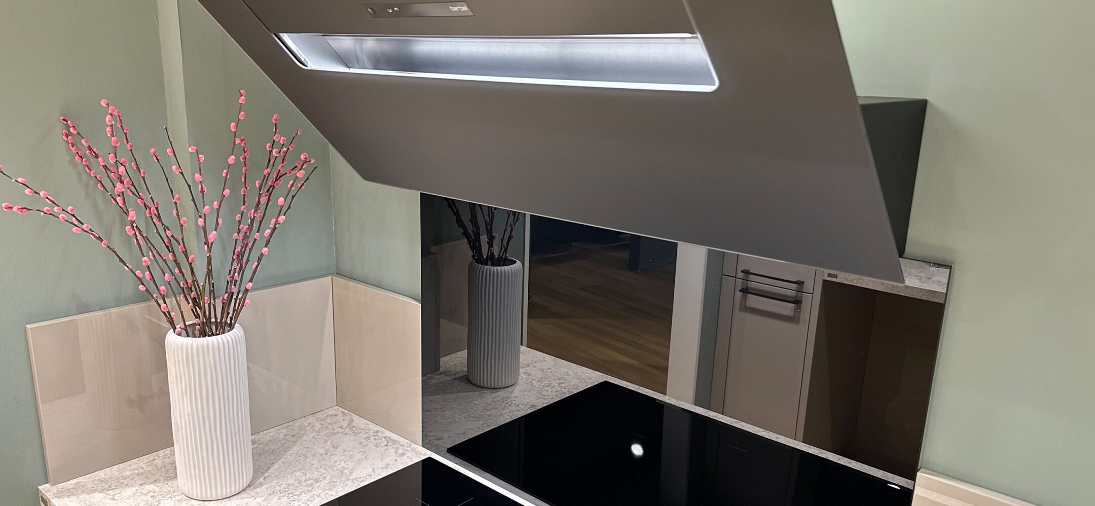 Berbel Edelstahl-Dunstabzugshaube mit Kochfeld im PLANA Studio Sinzheim