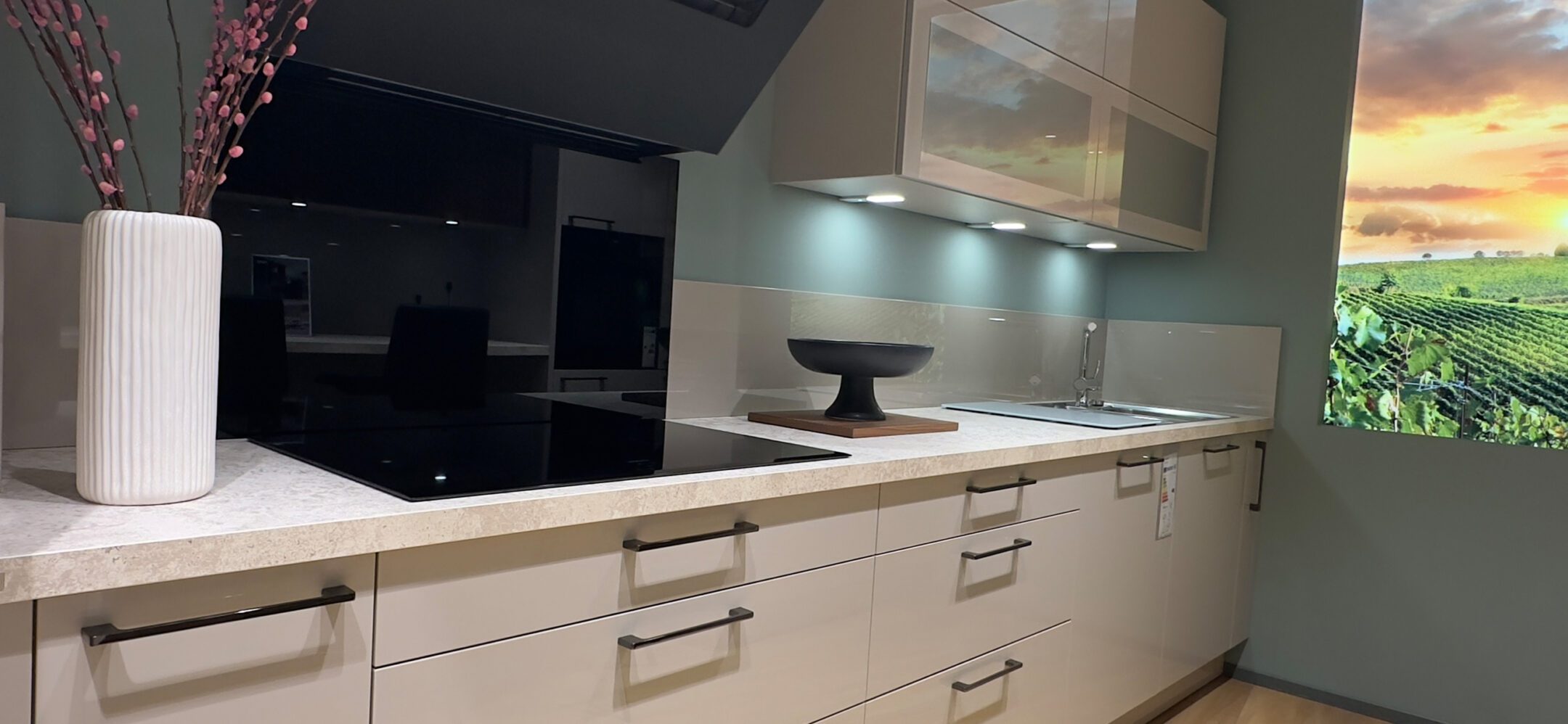 weiß klassische Küchenzeile im PLANA Küchenstudio Sinzheim