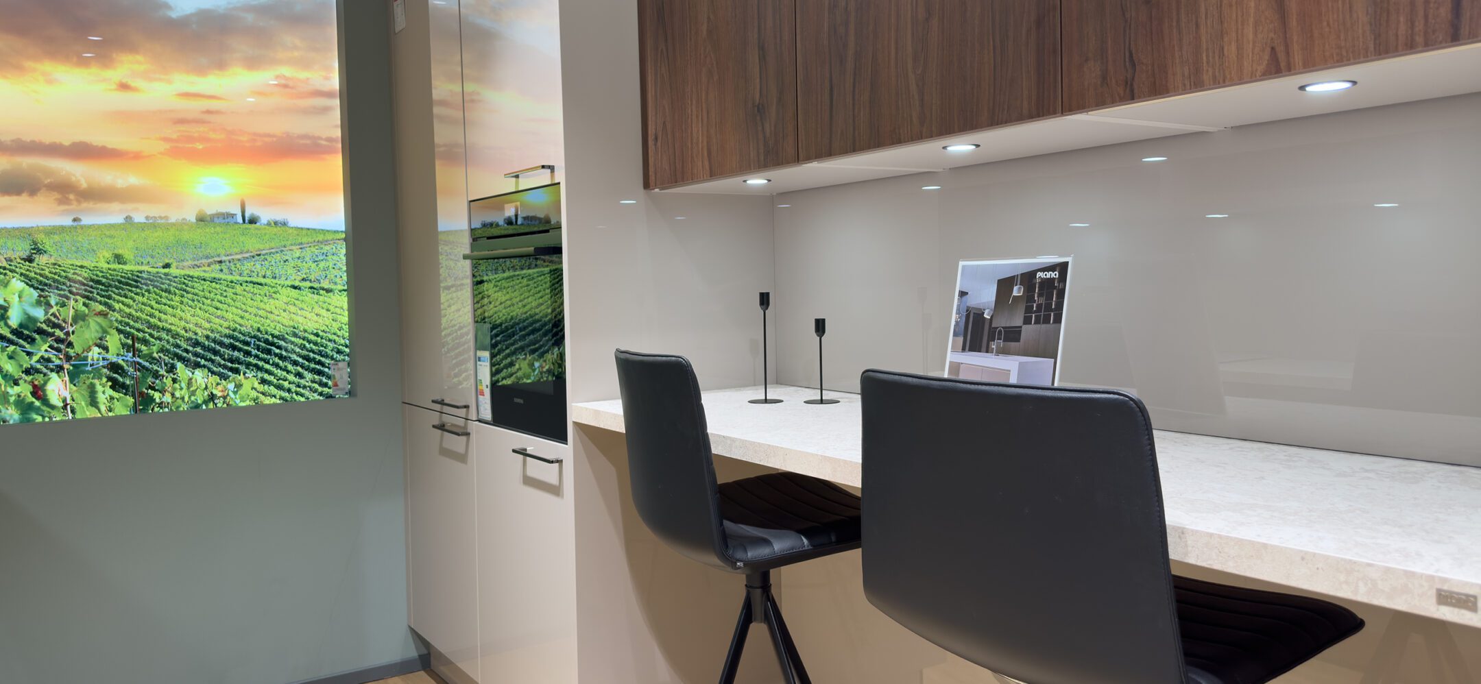 Küchenzeile mit weißer Schichtarbeitsplatte und Holzfronten in Sinzheim