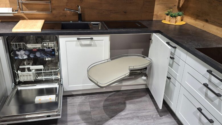 U-Küche im Landhausstil mit smarter Eckschrank-Lösung