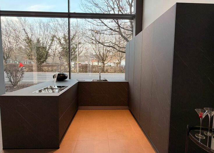 Grifflose U-Küche mit matten Fronten in Marmor-Optik