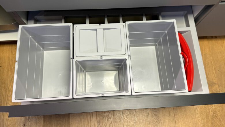 Geräumiges Mülltrennsystem in U-Küche bei PLANA Würselen