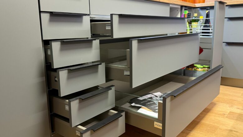 Unglaublich viel Stauraum bietet eine Vielzahl an breiten Auszügen