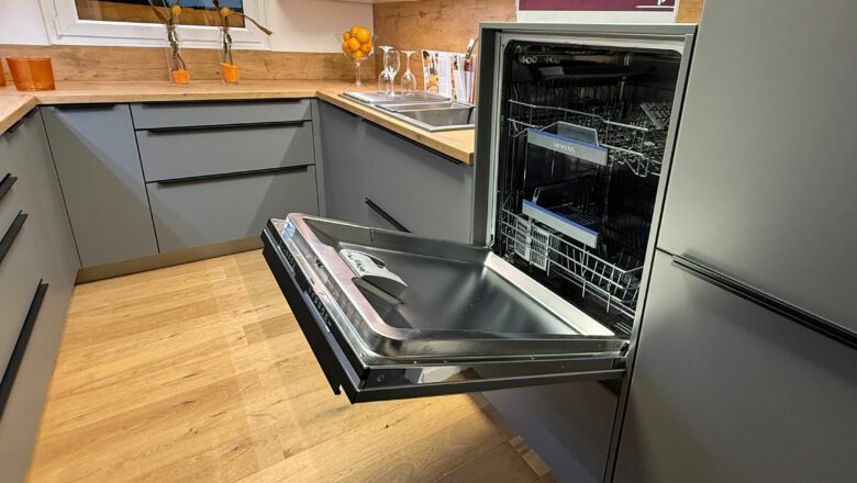 Bei dieser grauen U-Küche ist der Geschirrspüler ergonomisch sinnvoll eingeplant