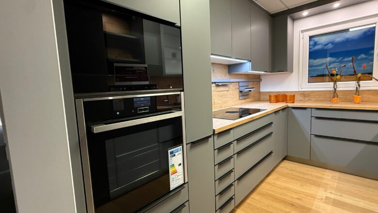 Backofen und Mikrowelle sind Bestandteile dieser modernen Ausstellungsküche bei PLANA in Würselen