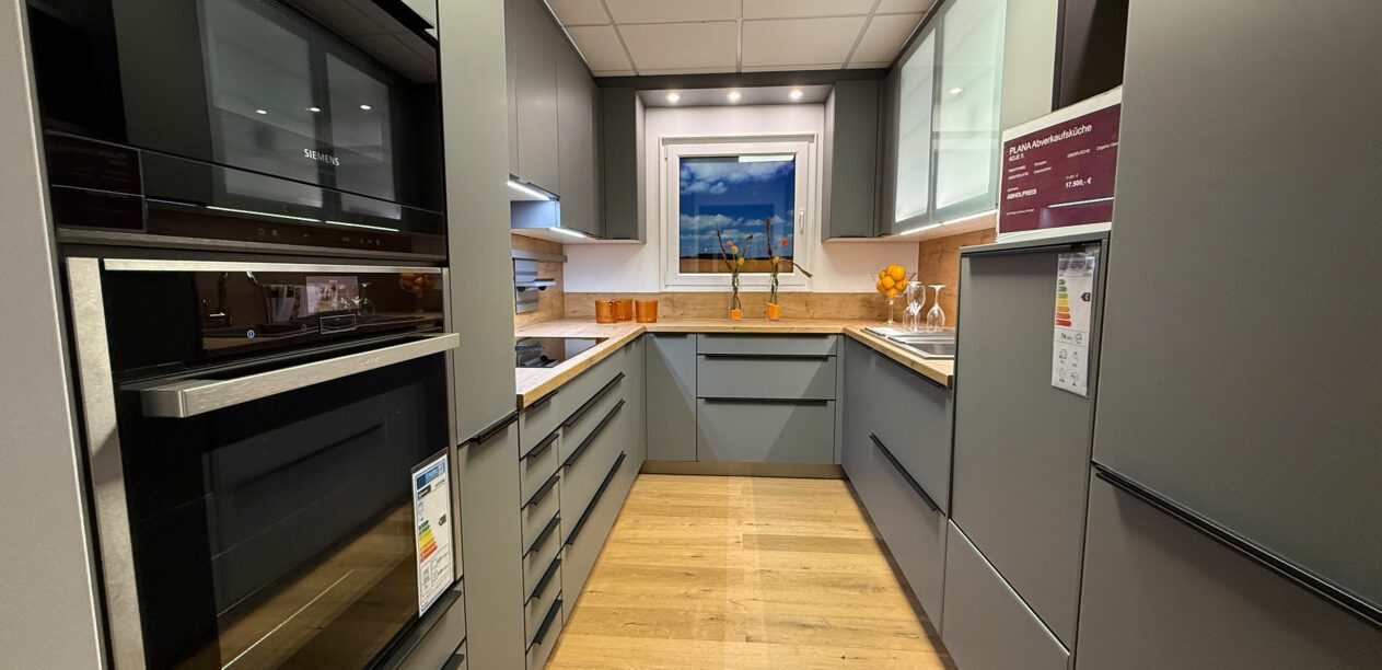 Moderne und sehr geräumige U-Küche mit grauen Glasfronten