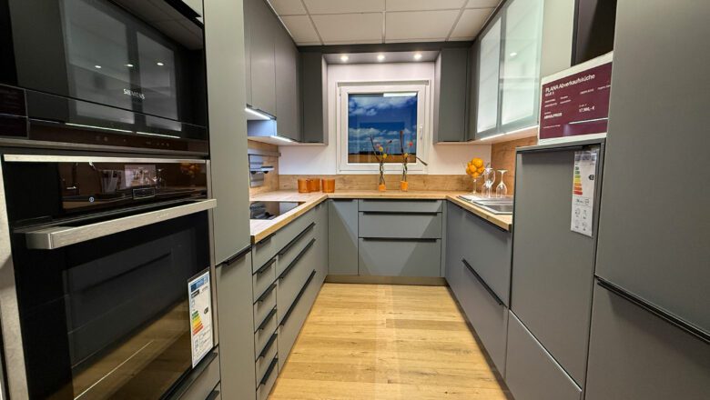 Moderne und sehr geräumige U-Küche mit grauen Glasfronten