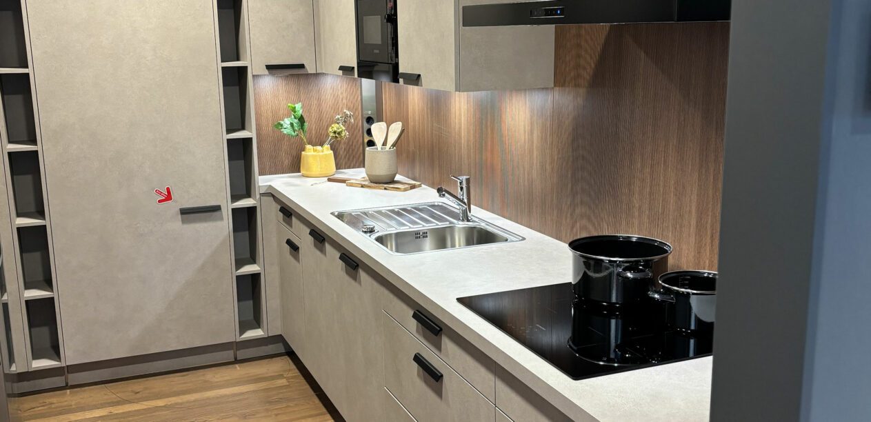 U-Küche mit Schichtstoff-Fronten in Sandstein und Nussbaum liniert