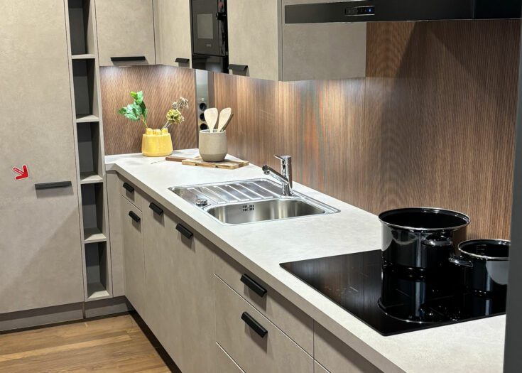 U-Küche mit Schichtstoff-Fronten in Sandstein und Nussbaum liniert